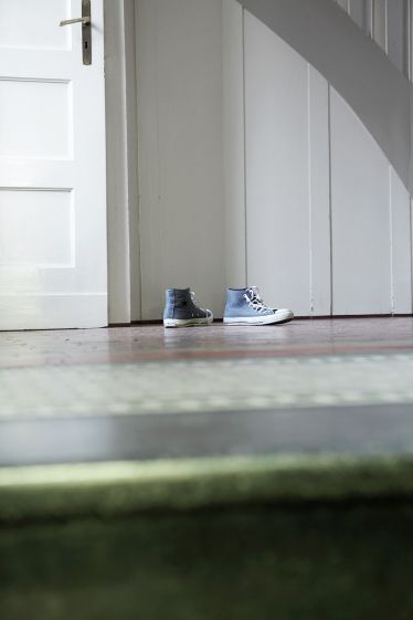 Sneaker vor der Tür