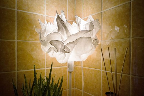 Stillleben mit Lampe im Badezimmer