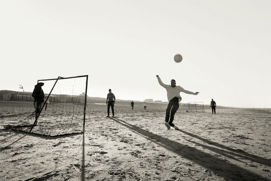 Frühmorgens am Strand. Fussball-Spieler am Meer von Bergen aan Zee, Niederlande